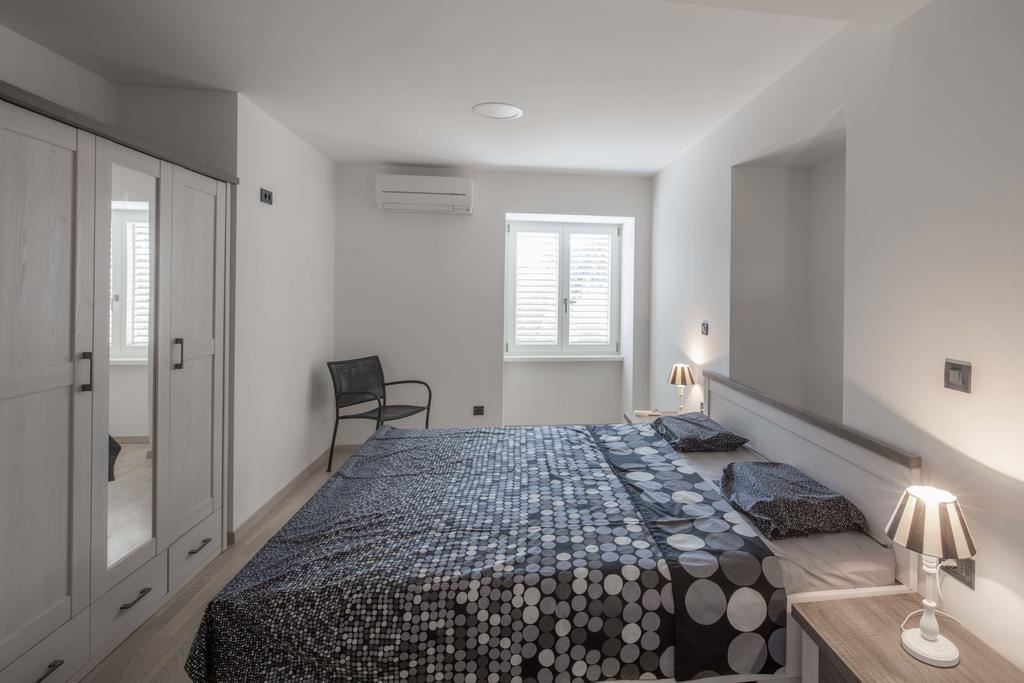 מאלי לוסיניי Apartments Villa Adrienne מראה חיצוני תמונה